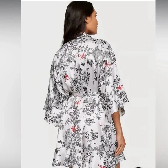 NWOT Beautiful Victoria Secret Kimono Style Robe. Size: XL/XXL - Picture 3 of 7